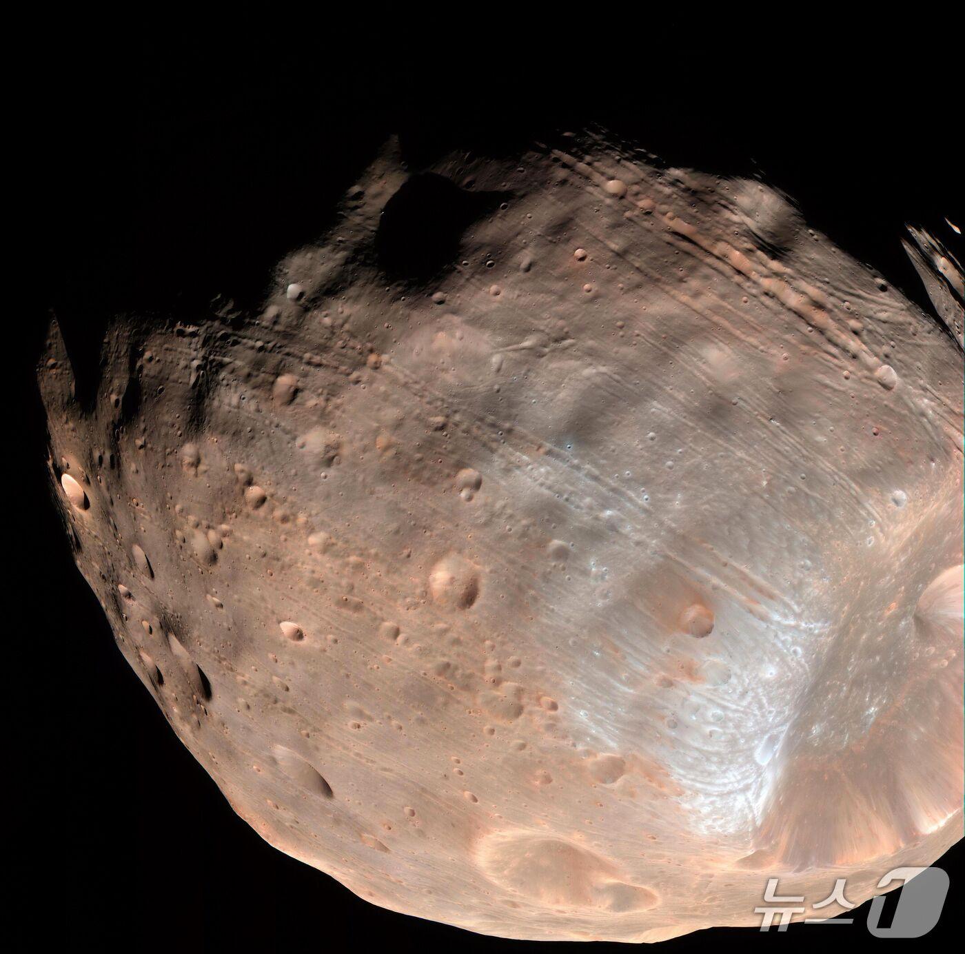 본문 이미지 - 지난 2015년 11월 11일 미국 항공우주국(NASA)가 촬영한 화성 위성인 포보스(Phobos)의 표면. 2015.11.11 ⓒ AFP=뉴스1
