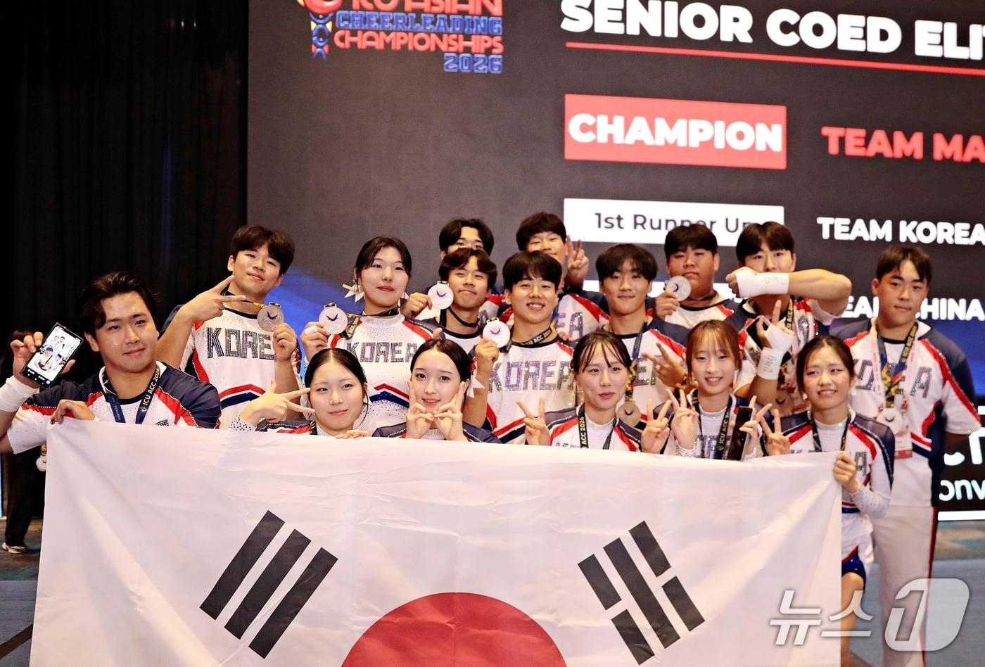 본문 이미지 - 구미대 천무응원단이 주축이 된 국가대표팀이 아시아 치어리딩 선수권대회에서 은메달을 획득한 뒤 기념사진을 찍고 있다.(구미대 제공. 재판매 및 DB 금지)/뉴스1