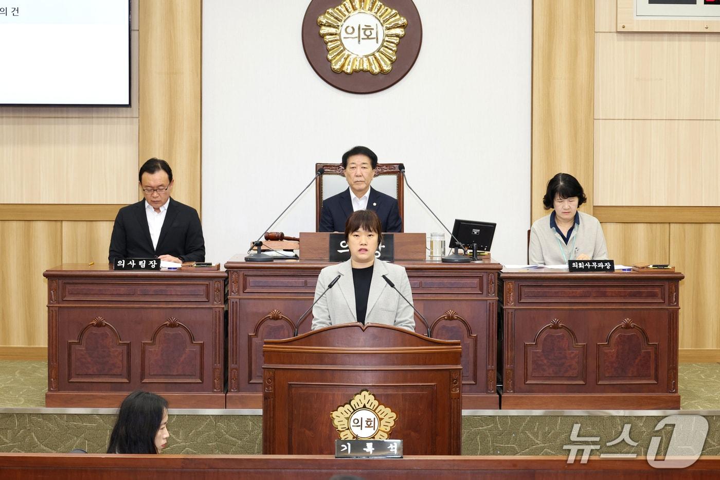 본문 이미지 - 전혜화 예산결산특별위원회 위원장이 19일 동구의회 의사당에서 개최된 제238회 제1차 정례회에서 2025회계연도 세입·세출결산 심사보고서를 낭독하고 있다.(울산 동구의회 제공. 재판매 및 DB 금지)/뉴스1
