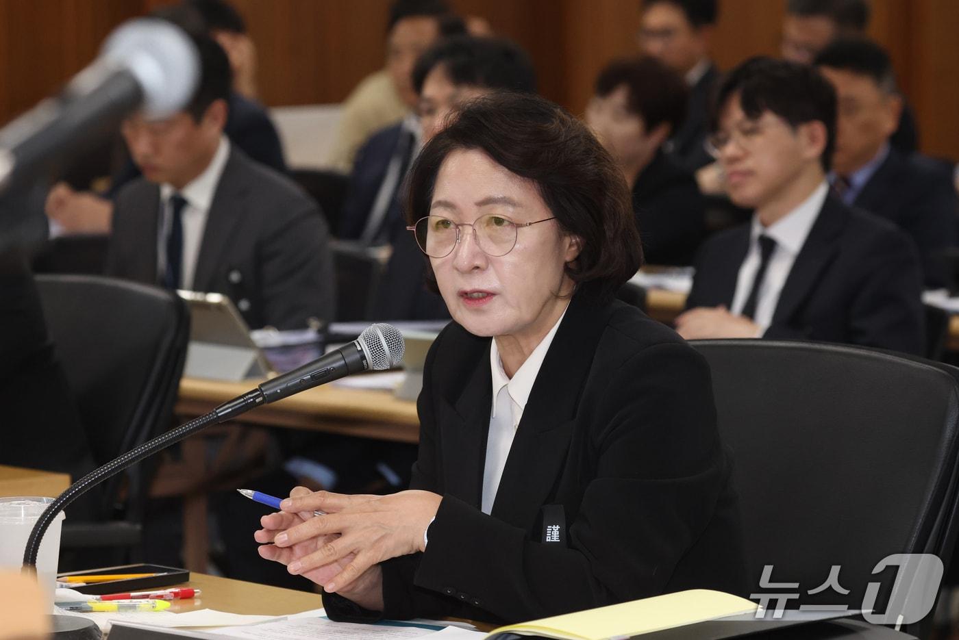 본문 이미지 - 추미애 경기도지사가 19일 경기 수원시 영통구 경기도청에서 열린 국회 국토교통위원회의 경기도에 대한 국정감사에서 의원 질의에 답하고 있다. 2026.10.19 ⓒ 뉴스1 김영운 기자