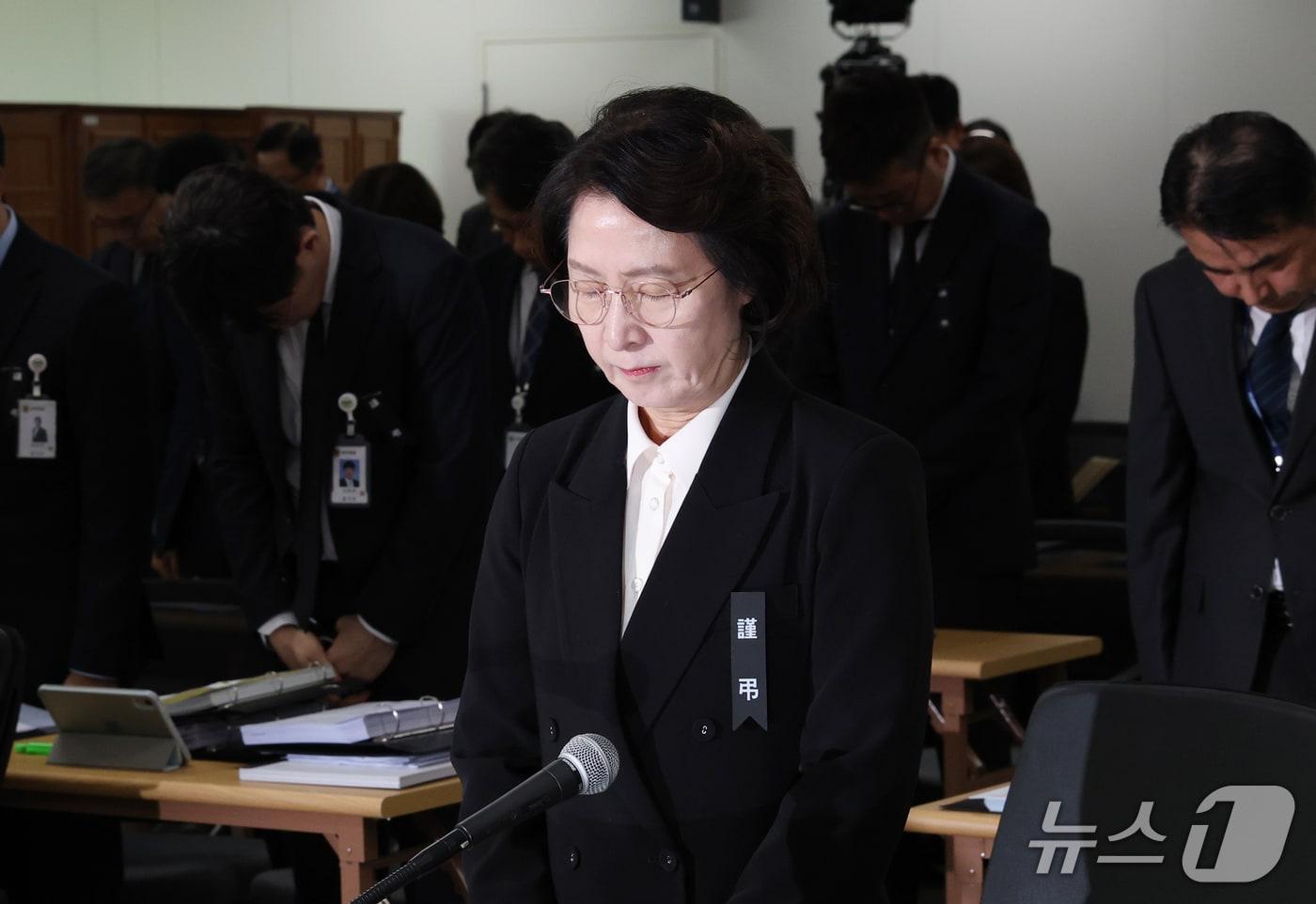 본문 이미지 - 추미애 경기도지사가 지난 19일 경기 수원시 영통구 경기도청에서 열린 국회 국토교통위원회의 경기도에 대한 국정감사에 앞서 부천 도장공장 화재 진압 중 순직한 소방관 추모 묵념을 하고 있다. 2026.10.19 ⓒ 뉴스1 김영운 기자