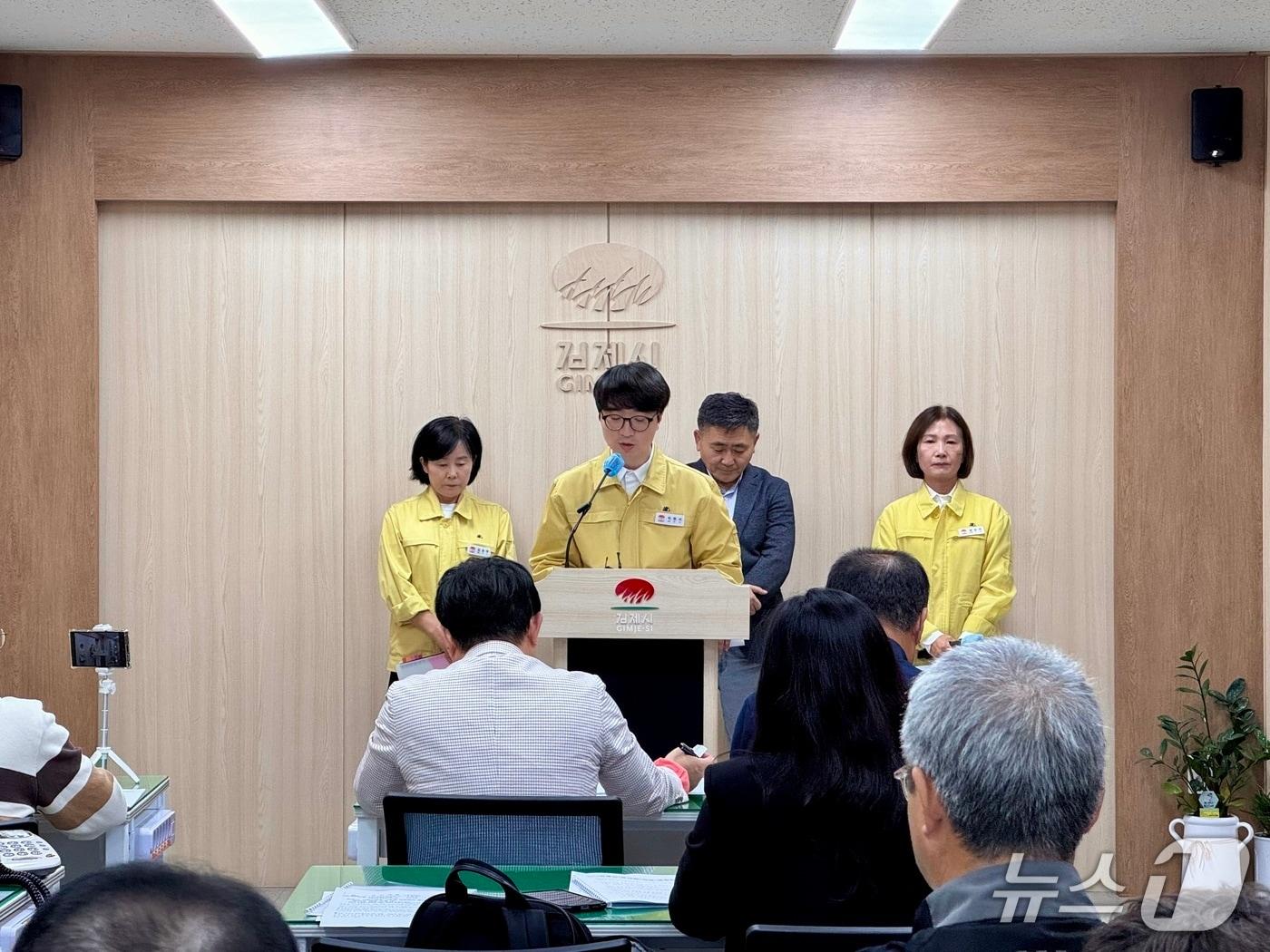 본문 이미지 - 이현서 김제시 부시장이 19일 시청 브리핑룸에서 지평선축제 음식부스에서 식중독 의심환자가 발생한 것과 관련해 기자회견을 갖고 있다.(김제시 제공, 재판매 및 DB금지)