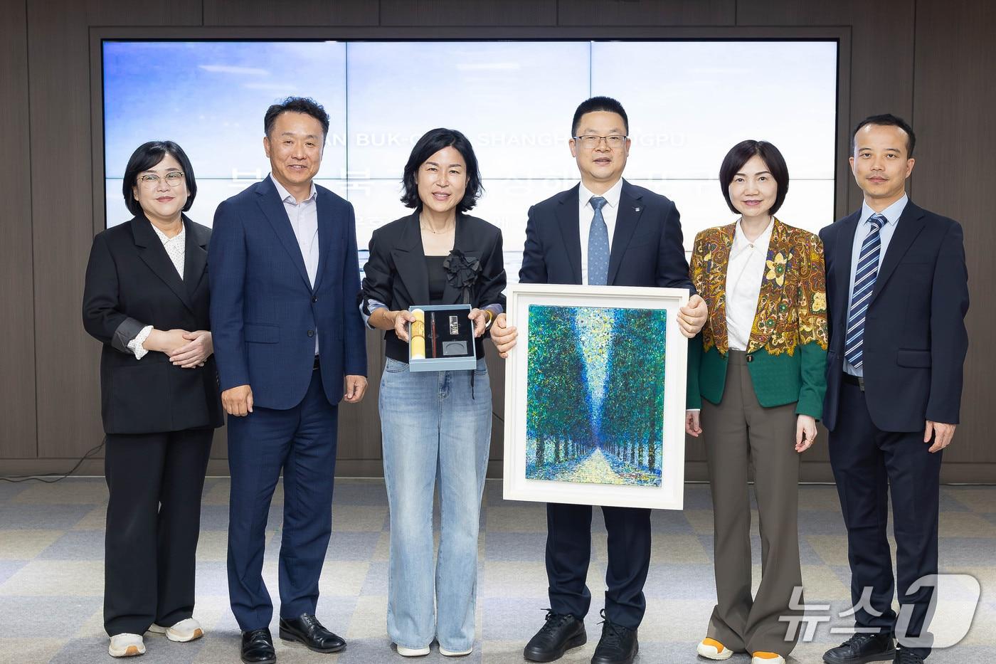 본문 이미지 - 정명희 북구청장을 비롯한 북구청 관계자와 양포구 대표단이 기념사진을 찍고 있다.(북구청 제공. 재판매 및 DB 금지)