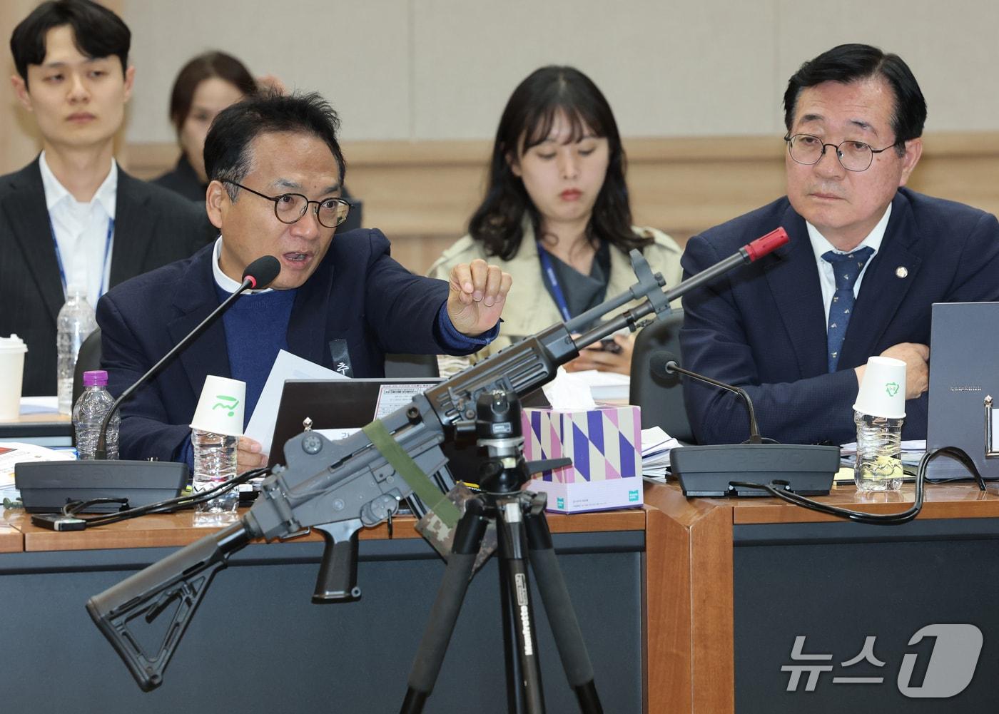 본문 이미지 - 박선원 더불어민주당 의원이 19일 충남 계룡대에서 열린 국회 국방위원회의 육군본부에 대한 국정감사에서 K2 소총 탄환 이탈 방지 주머니, 방아쇠 안전목에 대한 질의하고 있다. 2026.10.19 ⓒ 뉴스1 김기태 기자