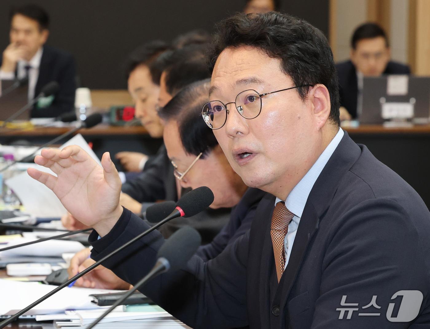 본문 이미지 - 천하람 개혁신당 의원이 19일 충남 계룡대에서 열린 국회 국방위원회의 육군본부에 대한 국정감사에서 질의하고 있다. 2026.10.19 ⓒ 뉴스1 김기태 기자