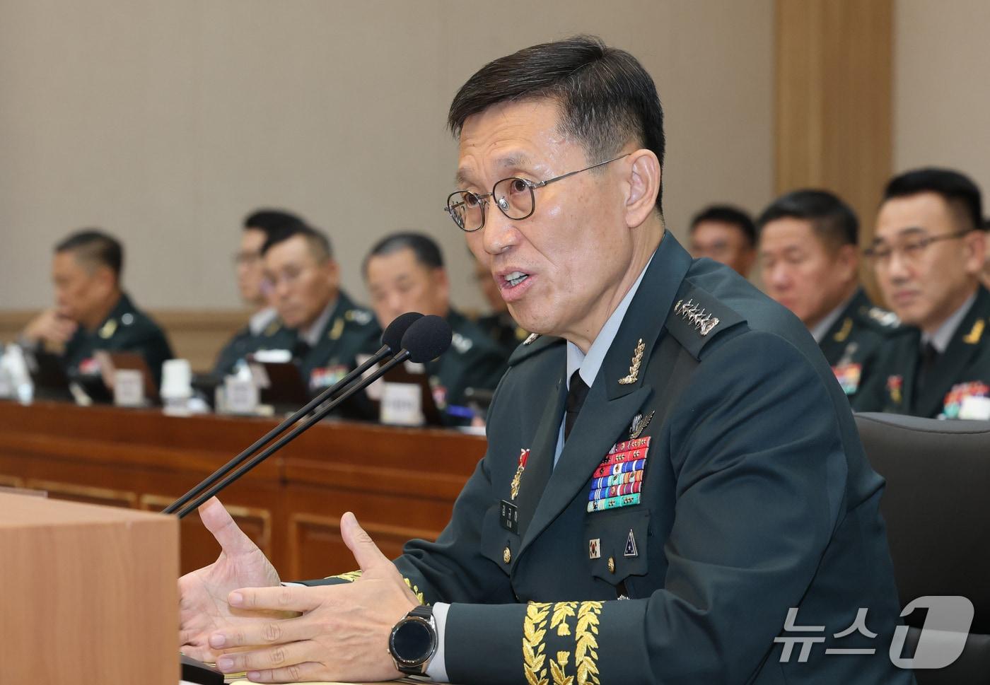 본문 이미지 - 김규하 육군 참모총장이 19일 충남 계룡대에서 열린 국회 국방위원회의 육군본부에 대한 국정감사에서 질의에 답변하고 있다 2026.10.19 ⓒ 뉴스1 김기태 기자