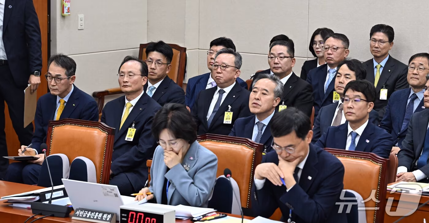 본문 이미지 - 이환주 KB국민은행장과 정상혁 신한은행장, 이호성 하나은행장, 정진완 우리은행장, 강태영 NH농협은행장이 19일 서울 여의도 국회에서 열린 정무위원회의 금융감독원 등에 대한 국정감사에 자리하고 있다. (공동취재)2026.10.19 ⓒ 뉴스1 신웅수 기자