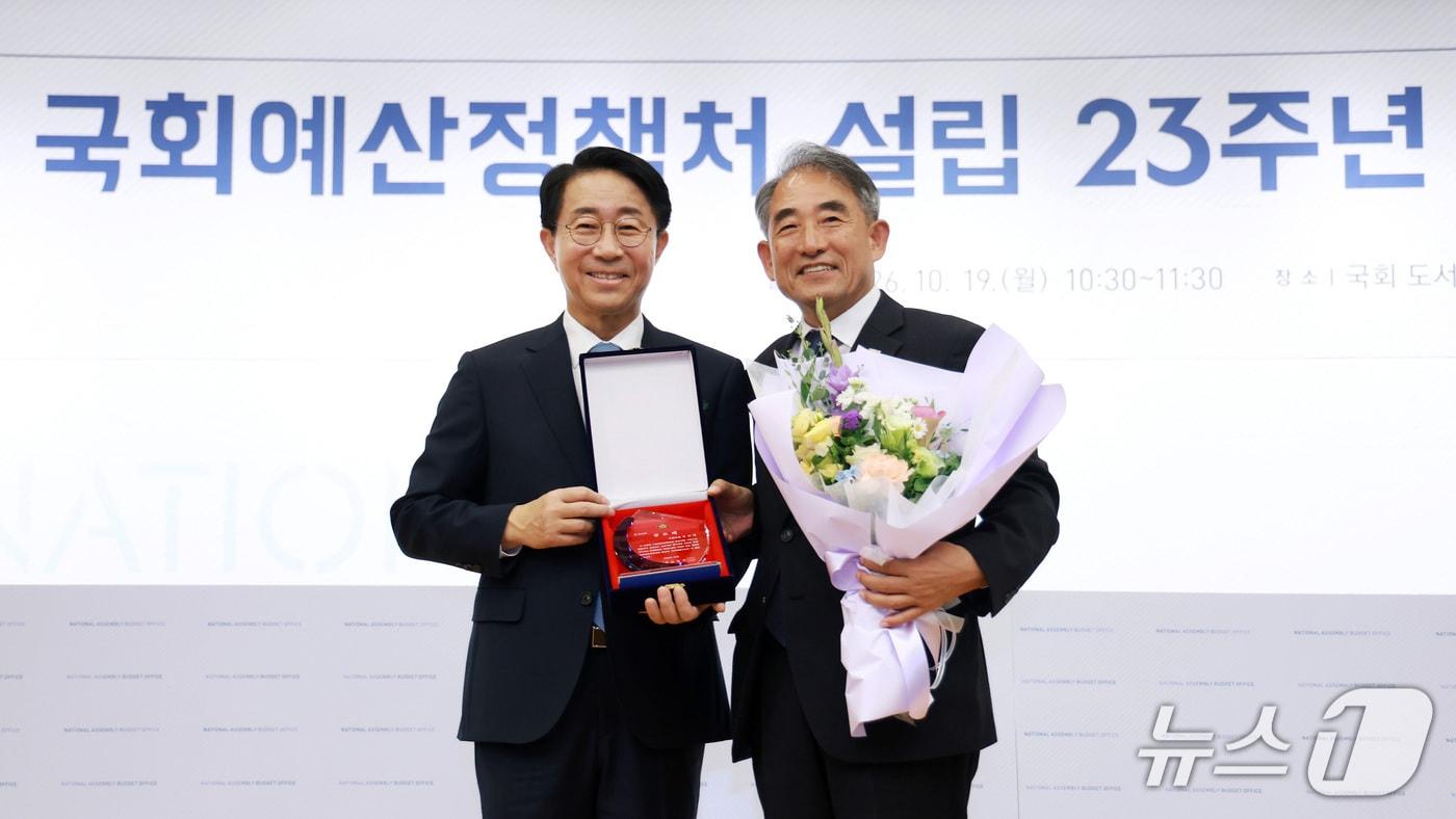 본문 이미지 -  19일 윤준병 국회의원(오른쪽)이 국회의장 공로패를 받고 있다.(의원실 제공. 재판매 및 DB 금지)2026.10.19/뉴스1