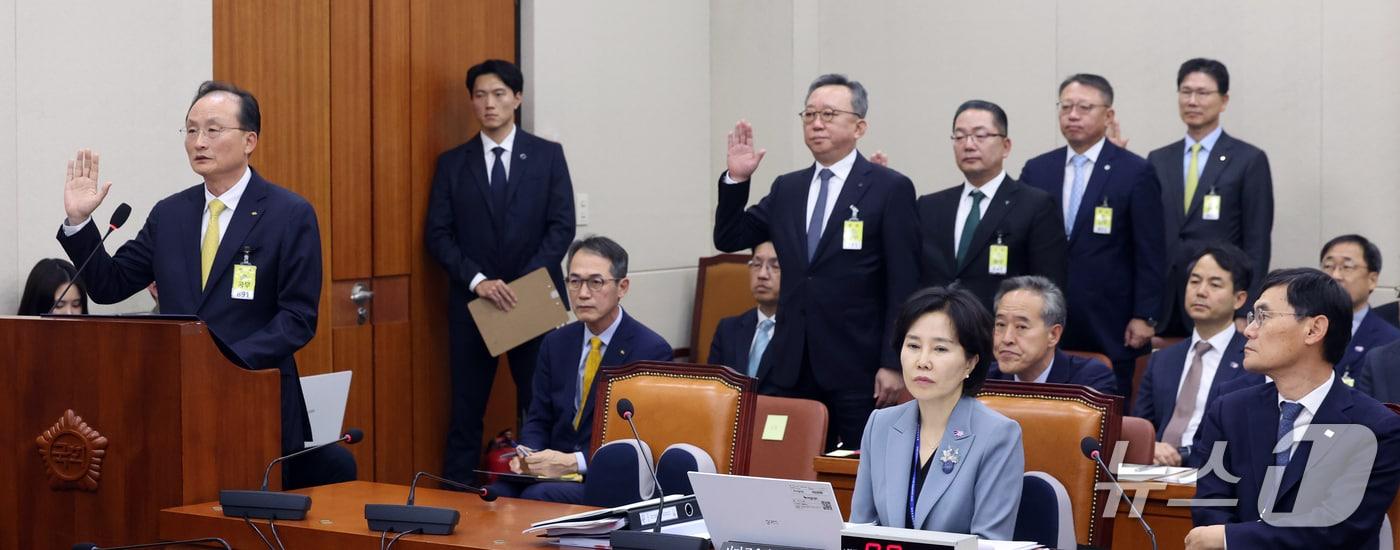 본문 이미지 - 이환주 KB국민은행장과 정상혁 신한은행장, 이호성 하나은행장, 정진완 우리은행장, 강태영 NH농협은행장이 19일 서울 여의도 국회 정무위원회의에서 열린 금융감독원 등에 대한 국정감사에서 선서를 하고 있다. 2026.10.19 ⓒ 뉴스1 황기선 기자