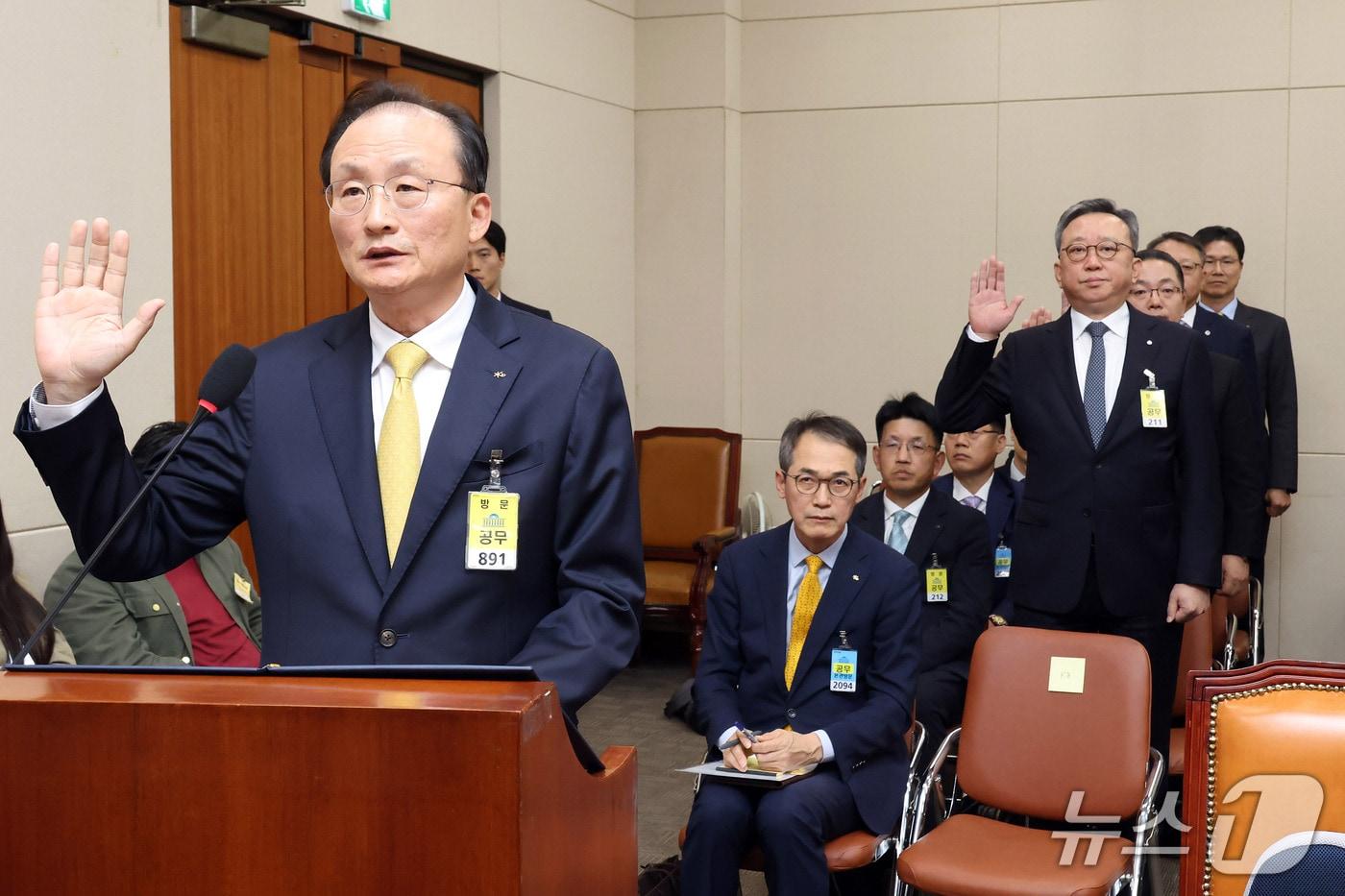 본문 이미지 - 이환주 KB국민은행장을 비롯한 5대 은행장이 19일 서울 여의도 국회에서 열린 정무위원회의 금융감독원 등에 대한 국정감사에서 증인 선서를 하고 있다. (공동취재) 2026.10.19 ⓒ 뉴스1 신웅수 기자