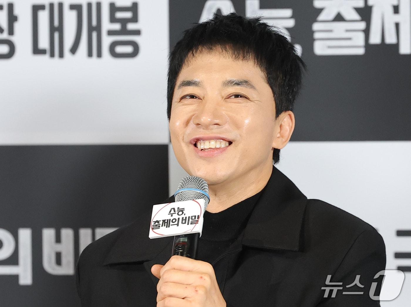 본문 이미지 - 배우 김영민이 19일 서울 CGV 용산아이파크몰에서 열린 영화 ‘수능, 출제의 비밀’ 언론시사회에 참석해 인사말을 하고 있다. ‘영화 수능, 출제의 비밀’은 2급 국가기밀인 대학수학능력시험(수능) 출제를 위해 40일간 외부와 차단된 합숙소에 갇히게 된 인물들의 이야기를 그린 블랙 코미디다. 2026.10.19 ⓒ 뉴스1 권현진 기자