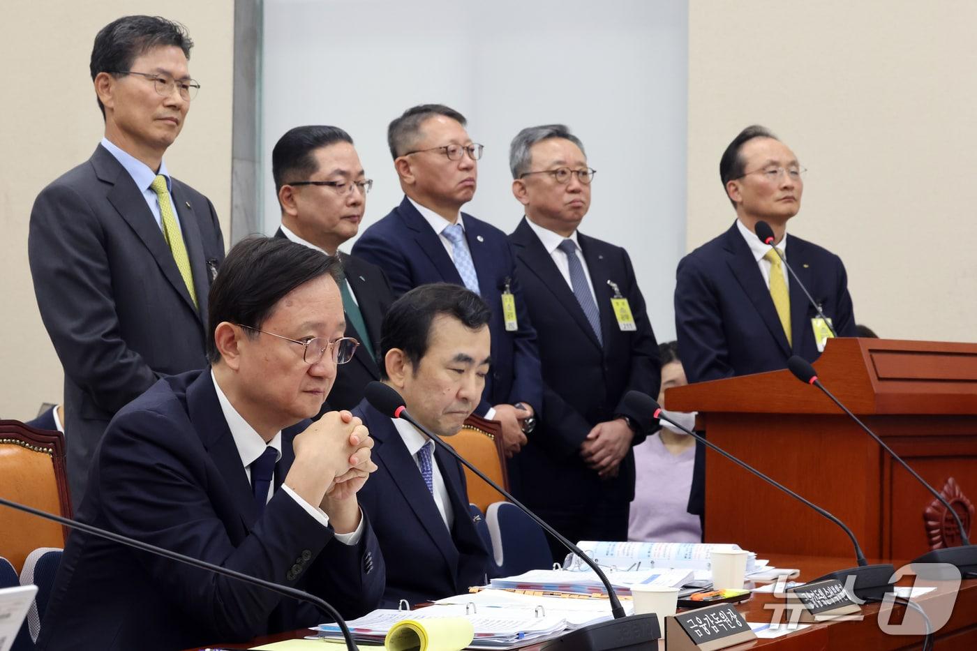 본문 이미지 - 이찬진 금융감독원장과 5대은행장이 19일 서울 여의도 국회 정무위원회의에서 열린 금융감독원 등에 대한 국정감사에서 의원 질의를 경청하고 있다. 뒷줄 왼쪽부터 강태영 NH농협은행장, 이호성 하나은행장, 정진완 우리은행장, 정상혁 신한은행장, 이환주 KB국민은행장. ⓒ 뉴스1 황기선 기자