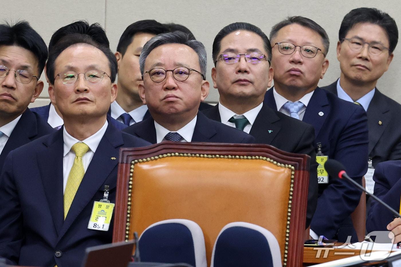 본문 이미지 - 이환주 KB국민은행장과 정상혁 신한은행장, 이호성 하나은행장, 정진완 우리은행장, 강태영 NH농협은행장이 19일 서울 여의도 국회 정무위원회의에서 열린 금융감독원 등에 대한 국정감사에 자리하고 있다. 2026.10.19 ⓒ 뉴스1 황기선 기자