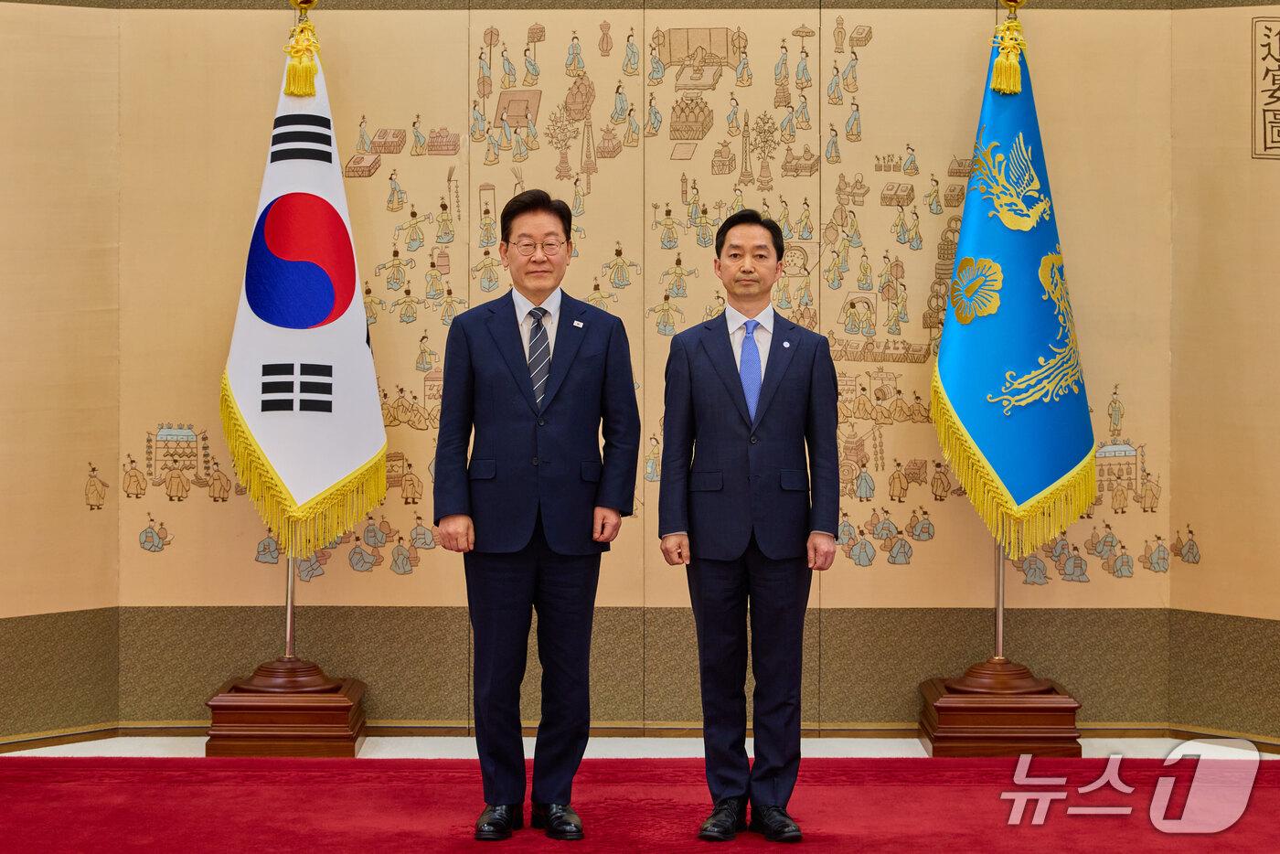 본문 이미지 - 이재명 대통령이 19일 청와대에서 김지용 중대범죄수사청장에게 임명장을 수여한 후 기념촬영을 하고 있다. (청와대 제공. 재판매 및 DB 금지) 2026.10.19 ⓒ 뉴스1 이재명 기자
