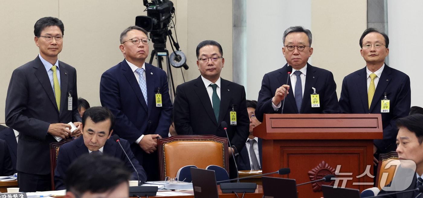본문 이미지 - 이환주 KB국민은행장과 정상혁 신한은행장, 이호성 하나은행장, 정진완 우리은행장, 강태영 NH농협은행장이 19일 서울 여의도 국회 정무위원회의에서 열린 금융감독원 등에 대한 국정감사에서 의원 질의를 경청하고 있다. 2026.10.19 ⓒ 뉴스1 황기선 기자