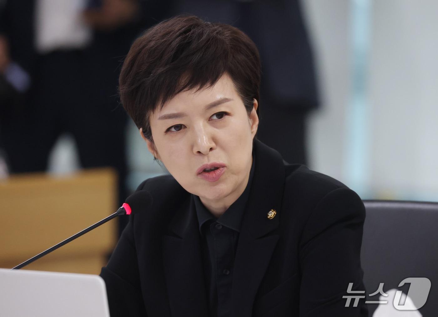 본문 이미지 - 19일 경기 수원시 영통구 경기도청에서 열린 국회 국토교통위원회의 경기도에 대한 국정감사에서 김은혜 국민의힘 의원이 추미애 경기도지사를 상대로 질의하고 있다.2026.10.19 ⓒ 뉴스1 김영운 기자