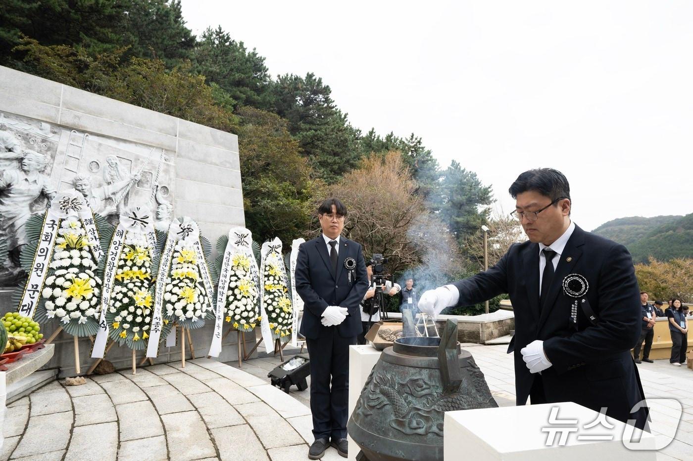 본문 이미지 - 남재헌 해양수산부 차관(오른쪽)이 19일 부산 영도구 동삼동 순직선원 위령탑에서 열린 ‘제42회 순직선원 합동위령제’에서 분향하고 있다.(해양수산부 제공)