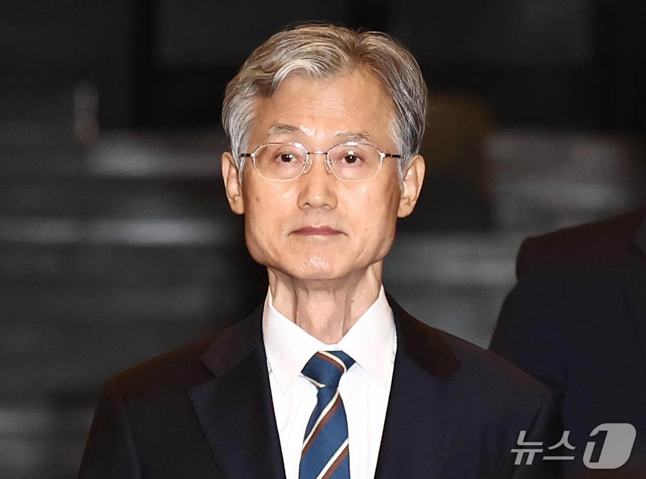 본문 이미지 - 더불어민주당이 조희대 대법원장 탄핵 논의에 공식 착수하겠다고 밝힌 19일 조 대법원장이 서울 서초구 대법원에서 퇴근하고 있다. 2026.10.19 ⓒ 뉴스1 김민지 기자