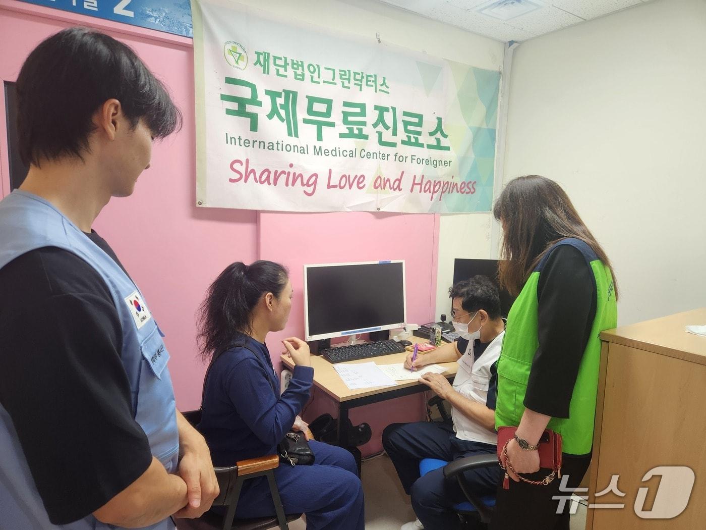 본문 이미지 - 지난 18일 부산진구 온병원 6층에 위치한 그린닥터스 국제무료진료소에서 한 외국인 여성 근로자가 독감 예방접종을 받기 전 의료진과 꼼꼼하게 사전 문진을 진행하고 있다. (그린닥터스 제공. 재판매 및 DB금지)
