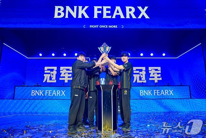 본문 이미지 - BNK피어엑스 팀이 우승컵을 들어올리는 모습 (BNK금융 제공. 재판매 및 DB 금지)