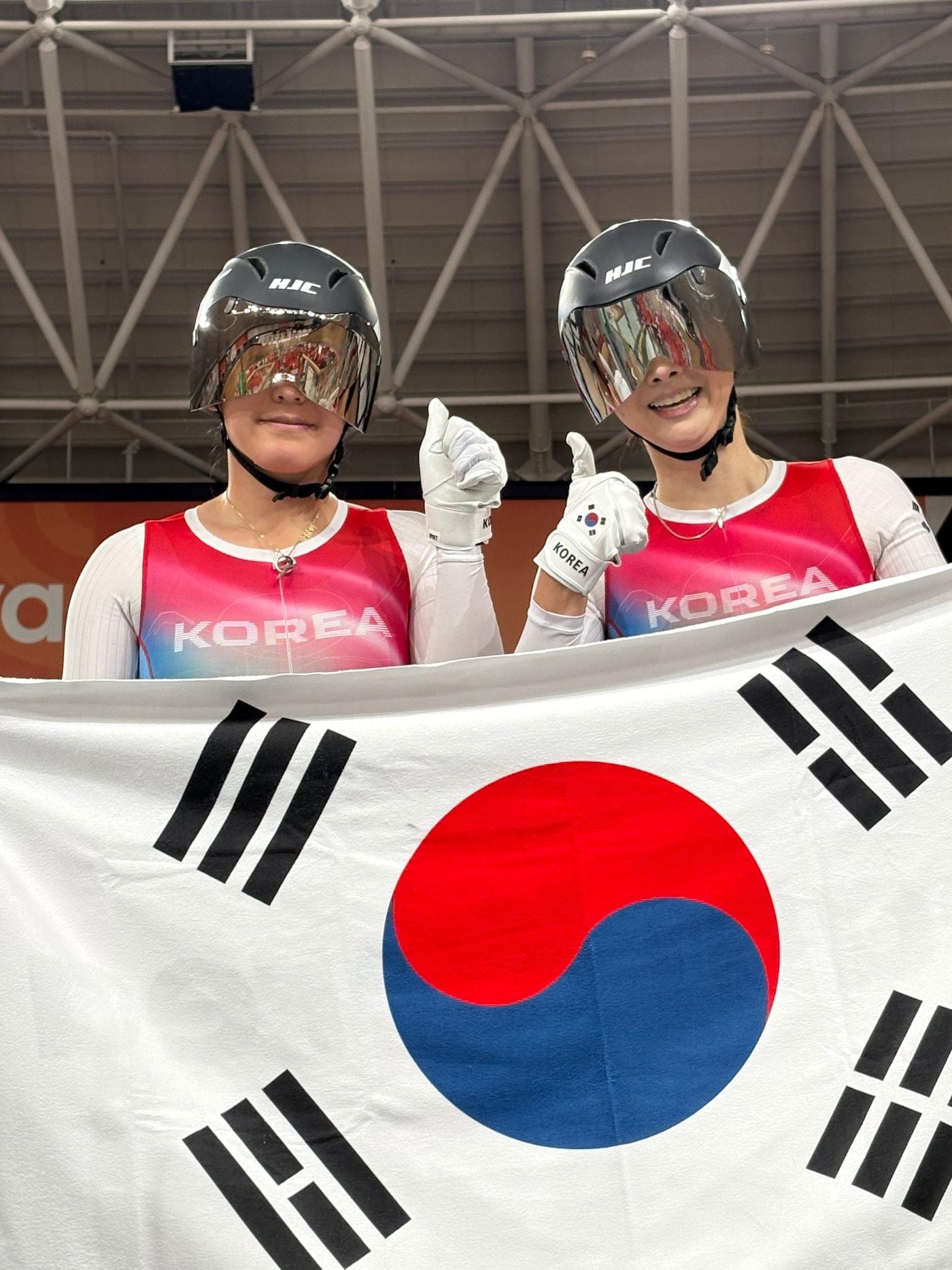 본문 이미지 - 아시안패러게임에서 금메달을 합작한 박현미(왼쪽)와 김채연. (대한장애인체육회 제공. 재판매 및 DB 금지)