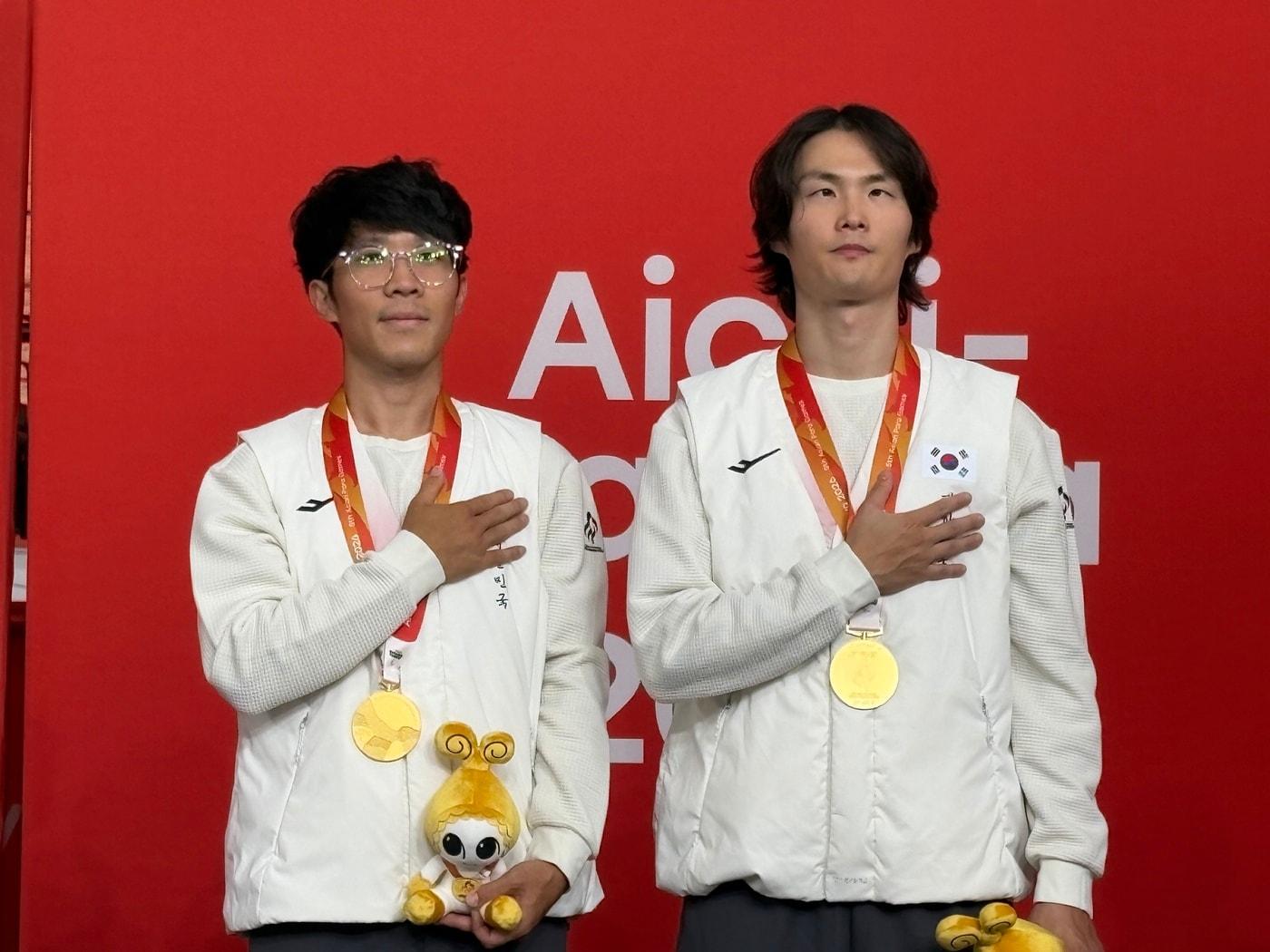 본문 이미지 - 2026 아이치·나고야 아시안패러게임 사이클 트랙 남자 4000m 개인추발 우승을 차지한 김정빈(오른쪽)과 윤중헌. (대한장애인체육회 제공. 재판매 및 DB 금지)