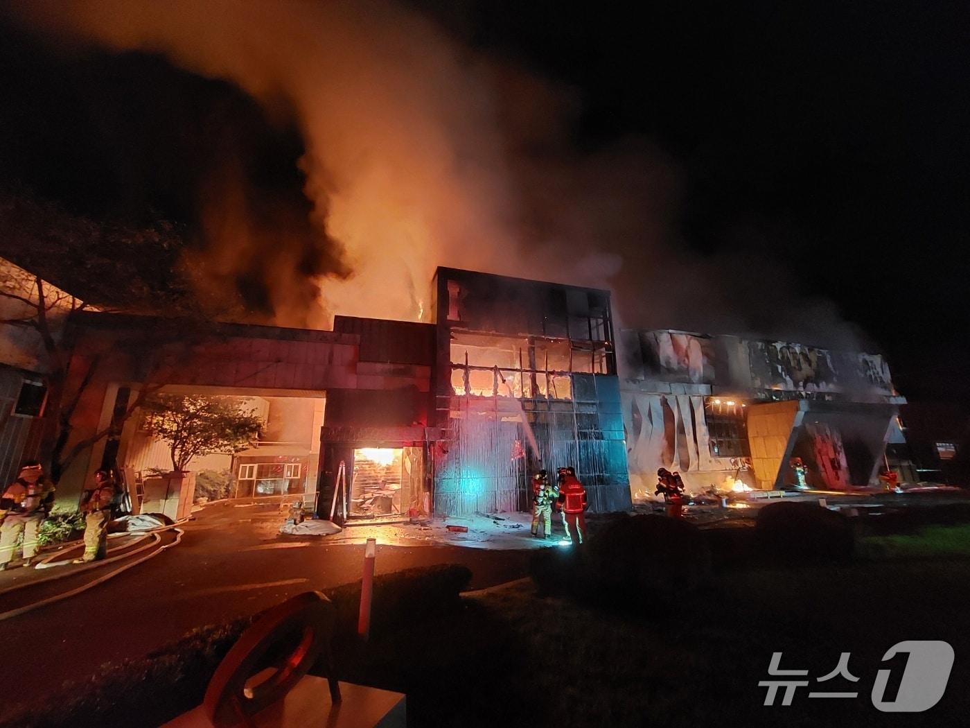 본문 이미지 - 2일 오전 1시 53분쯤 경남 창원시 의창구 대산면 한 제조업체 공장에서 불이 났다. 사진은 화재 현장 모습(창원소방본부 제공. 재판매 및 DB 금지)