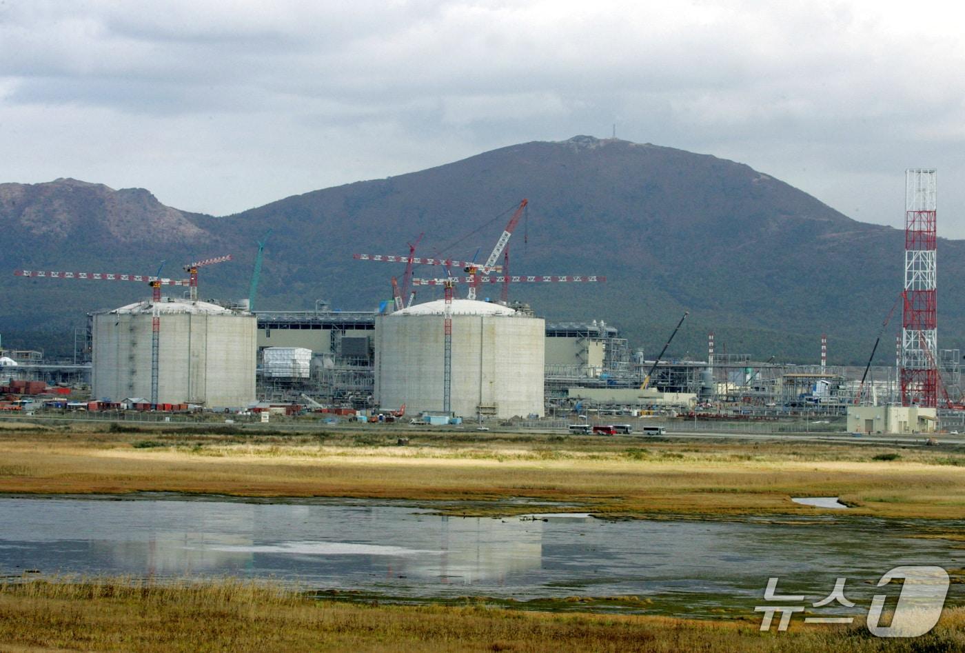 본문 이미지 - 러시아 사할린주 프리고로드노예 소재 '사할린-2' 프로젝트 액화천연가스(LNG) 플랜트 전경. <자료사진> 2006.10.13 ⓒ 로이터=뉴스1