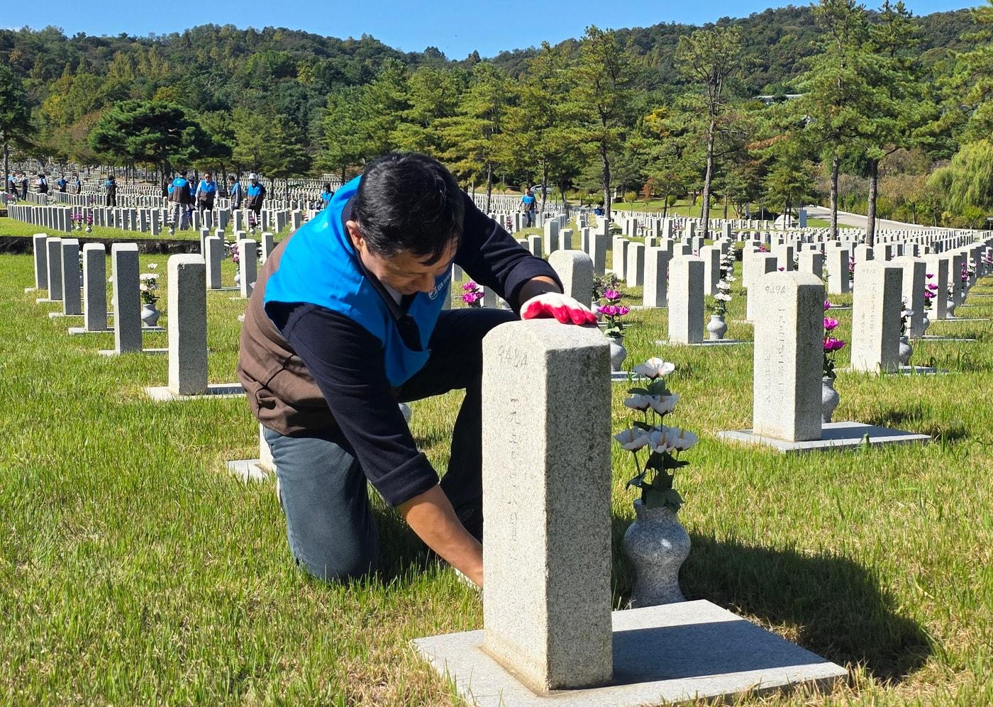 본문 이미지 - GS리테일 임원이 국립서울현충원을 방문해 묘역 단장 및 환경 정비 봉사활동을 진행했다. (GS리테일 제공)
