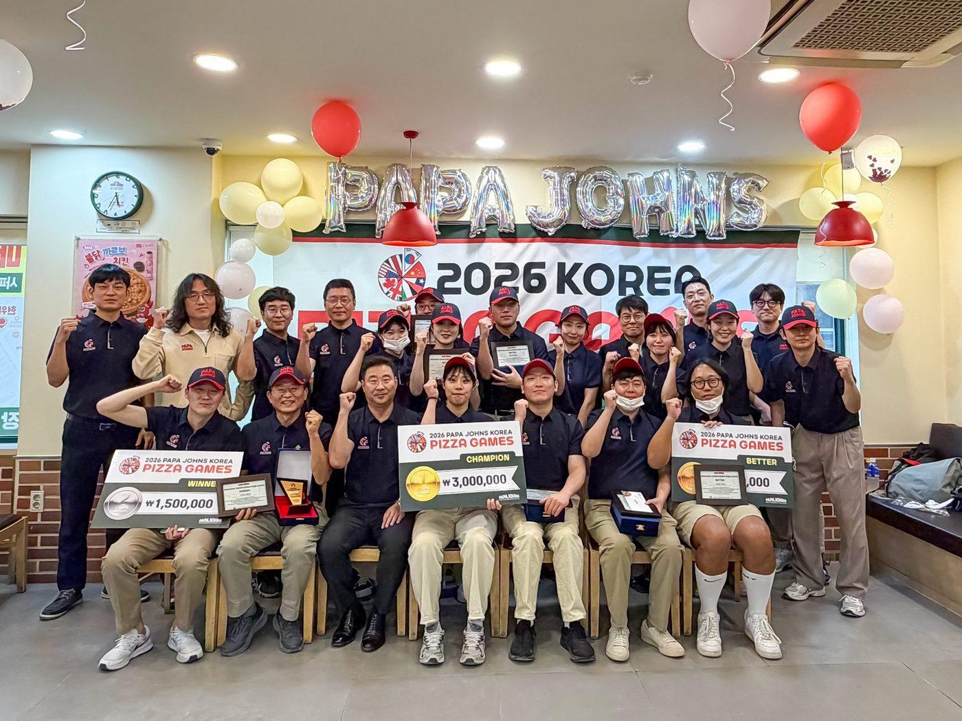 본문 이미지 -   9월 30일 파파존스 창원상남점에서 열린 '2026 코리아 피자게임'에서 전중구 한국파파존스 사장을 비롯한 본사 임직원들과 참가자들이 기념촬영을 하고 있다.(한국파파존스 제공)