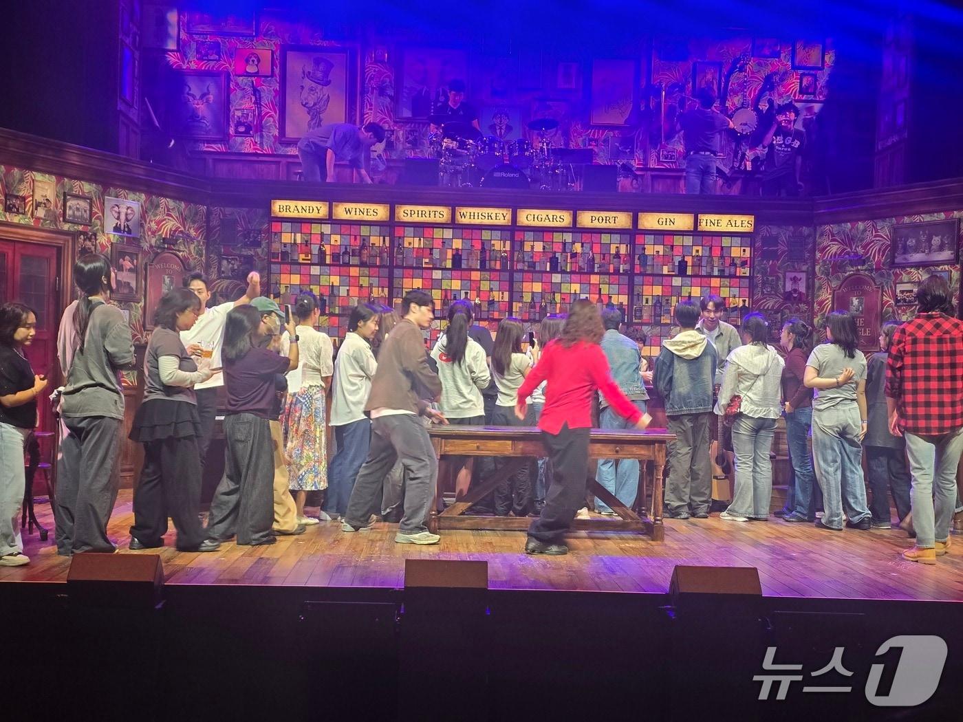 본문 이미지 - 1일 NOL 씨어터 대학로 우리투자증권홀에서 열린 뮤지컬 '콰이어 오브 맨' 프레스콜에서 배우들이 관객들을 무대로 초대해 맥주를 제공하며 분위기를 달구고 있다. 2026.10.1. ⓒ 뉴스1 김정한 기자