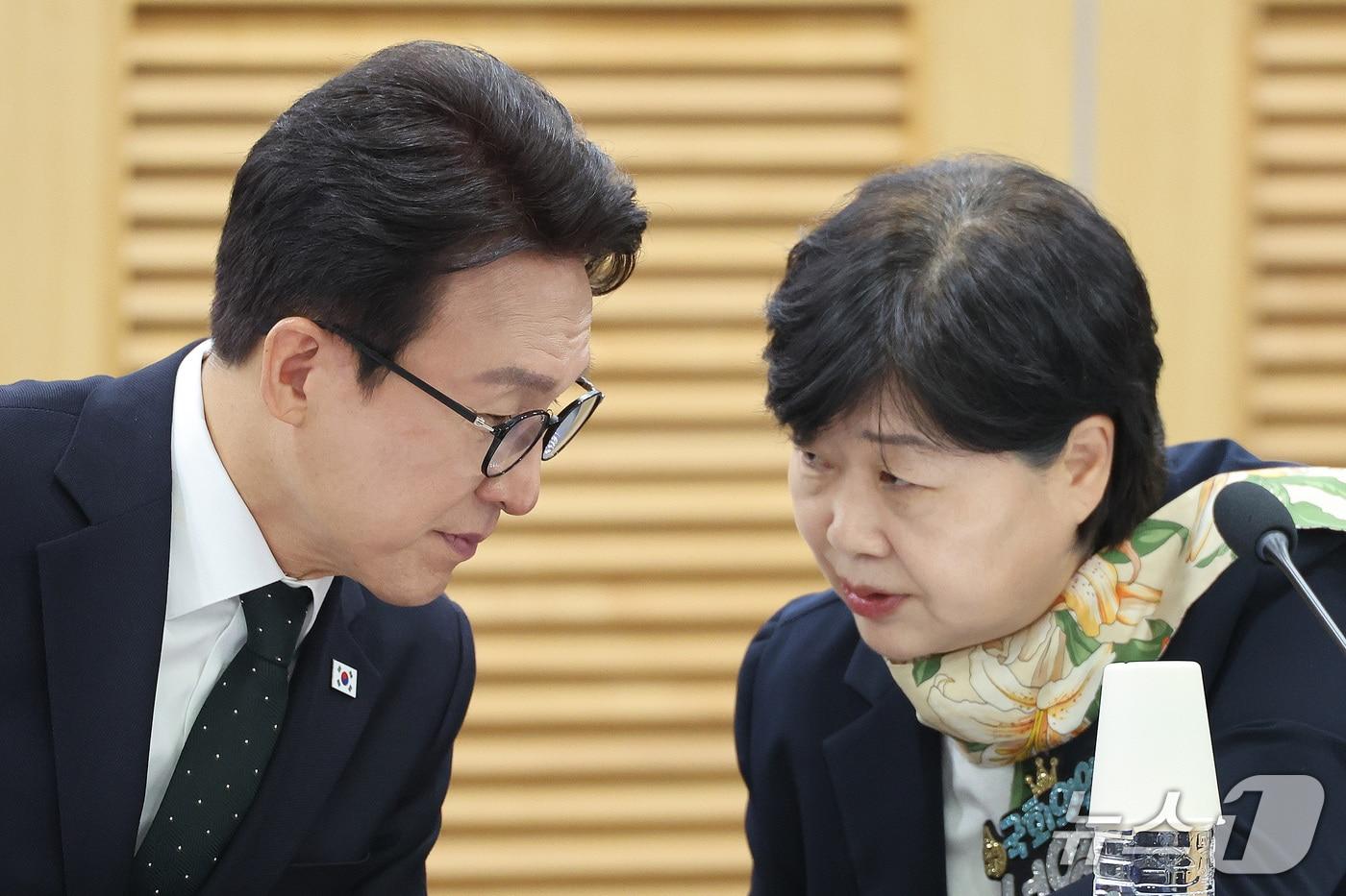 본문 이미지 - 김민석 더불어민주당 대표와 서영교 법제사법위원장이 지난 2일 서울 여의도 국회 의원회관에서 열린 대법관 임명 관련 헌법전문가 긴급 좌담회에서 대화하는 모습. 2026.10.2 ⓒ 뉴스1 신웅수 기자