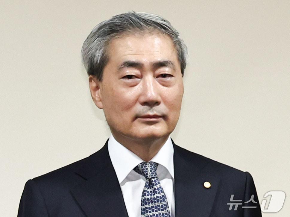 본문 이미지 - 신현송 한국은행 총재가 2일 오전 서울 중구 은행회관에서 열린 시장상황점검회의에 참석하고 있다. 2026.10.2 ⓒ 뉴스1 이종수 기자