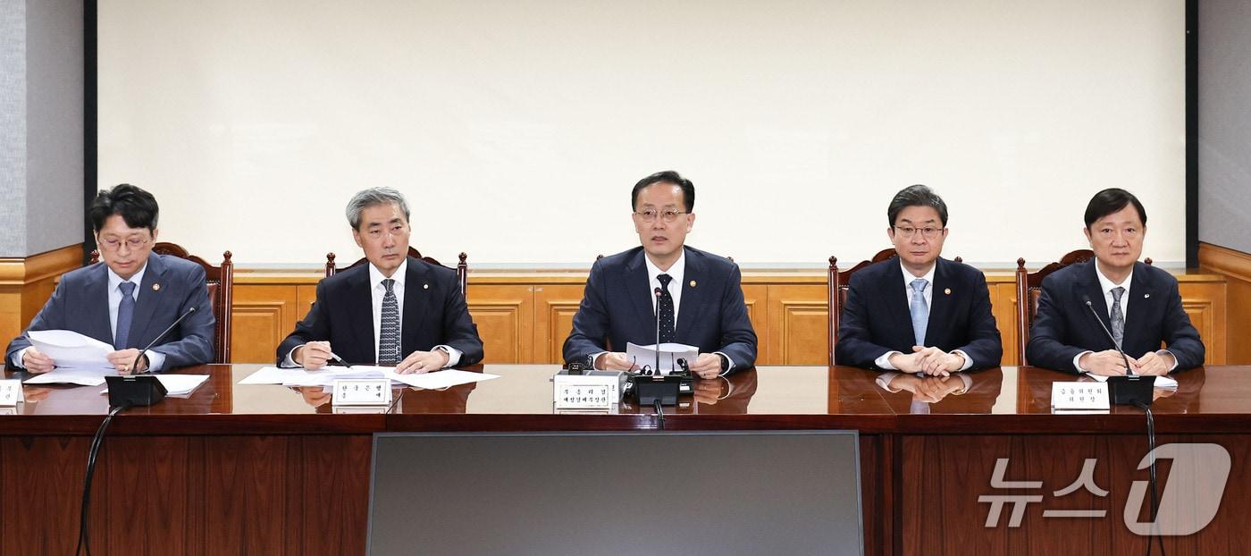 본문 이미지 - 이형일 부총리 겸 재정경제부 장관이 2일 오전 서울 중구 은행회관에서 열린 시장상황점검회의에서 모두발언을 하고 있다. 왼쪽부터 홍지선 국토교통부장관, 신현송 한국은행 총재, 이형일 부총리 겸 재정경제부장관, 이억원 금융위원회 위원장, 이찬진 금융감독원장. 2026.10.2 ⓒ 뉴스1 이종수 기자