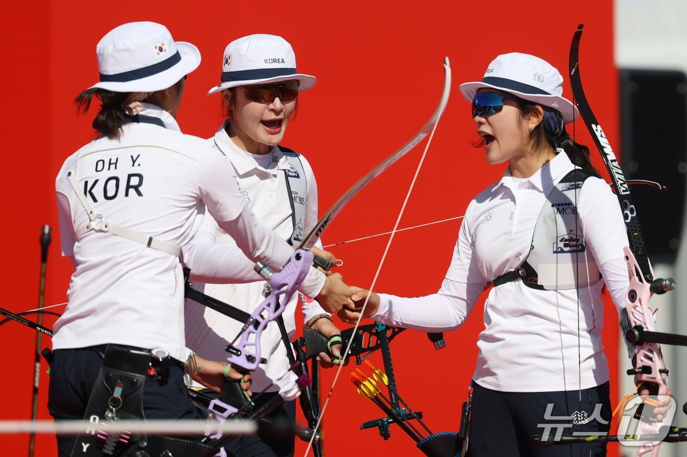 본문 이미지 - 대한민국 오예진, 강채영, 이윤지가 2일 일본 오카자키 중앙종합공원 다목적광장에서 열린 2026 아이치·나고야 아시안게임 양궁 리커브 여자 단체전 준결승 인도네시아와의 경기에서 파이팅을 외치고 있다. 2026.10.2 ⓒ 뉴스1 김민지 기자