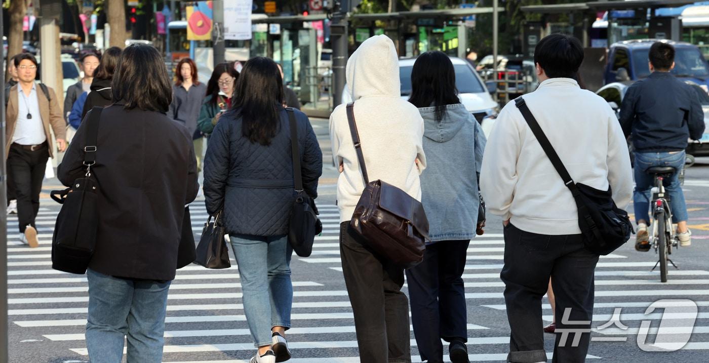 본문 이미지 - 2일 오전 서울 광화문광장에서 출근길 시민들이 몸을 움크린 채 발걸음을 옮기고 있다. 이날 새벽 서울 지역 체감온도는 12도까지 떨어졌다. 2026.10.2 ⓒ 뉴스1 이종덕 기자