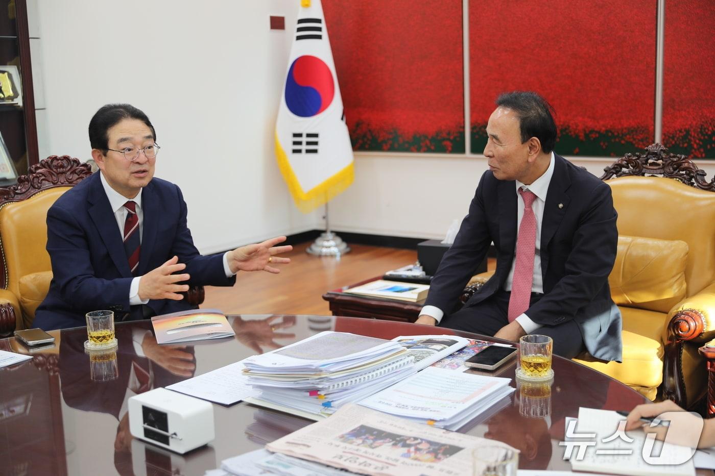 본문 이미지 - 황규철 옥천군수(왼쪽)가 박덤흠 국회부의장에게 지역 주요 현안사업을 설명하고 있다.(옥천군 제공. 재판매 및 DB 금지) 2026.10.2/뉴스1 