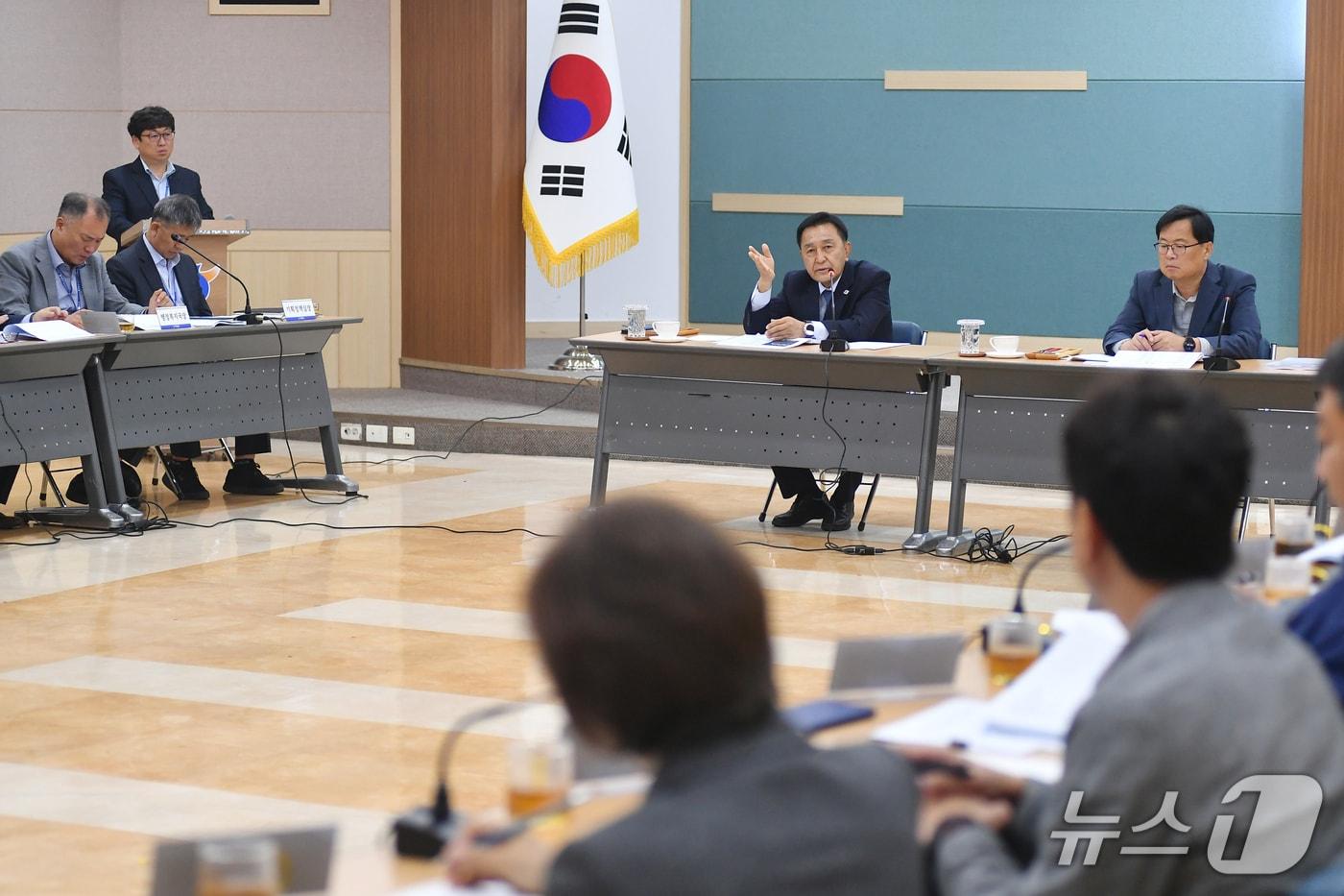 본문 이미지 - 2027 화천산천어축제 신규 아이디어 보고회가 지난 1일 화천군청에서 김세훈 군수, 안중기 부군수를 비롯한 전 실국과장과 팀장들이 참석한 가운데 열렸다.(화천군 제공. 재판매 및 DB 금지)