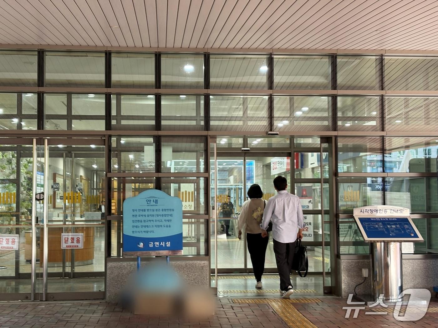 본문 이미지 - 공소청 체제가 시작된 첫날인 2일 오전 8시 부산 연제구 거제동 부산광역·지방공소청 청사로 직원들이 출근하고 있는 모습. 2026.10.2 ⓒ 뉴스1 박서현 기자