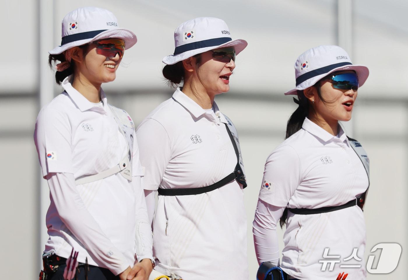 본문 이미지 - 대한민국 오예진(왼쪽부터), 강채영, 이윤지가 2일 일본 오카자키 중앙종합공원 다목적광장에서 열린 2026 아이치·나고야 아시안게임 양궁 리커브 여자 단체전 준결승 대한민국과 인도네시아의 경기에서 미소를 보이고 있다. 2026.10.2 ⓒ 뉴스1 김민지 기자