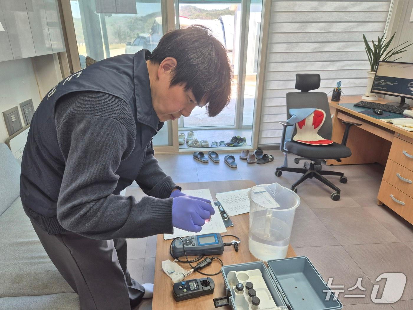 본문 이미지 - 경북보건환경연구원은 2일 북부권 29개 정수장에서 채취한 정수 31건이 먹는물 수질기준 60개 항목에 모두 적합했다.(경북도 제공. 재판매 및 DB 금지) /뉴스1