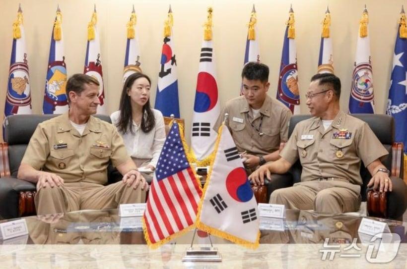 본문 이미지 - 지난 9월 강정호 해군 교육사령관과 그레고리 허프만 미 해군 교육사령관이 환담을 나누고 있다. 강 사령관 뒤쪽에 이지호 소위가 앉아 통역 업무를 수행하고 있다. (국방일보 제공)