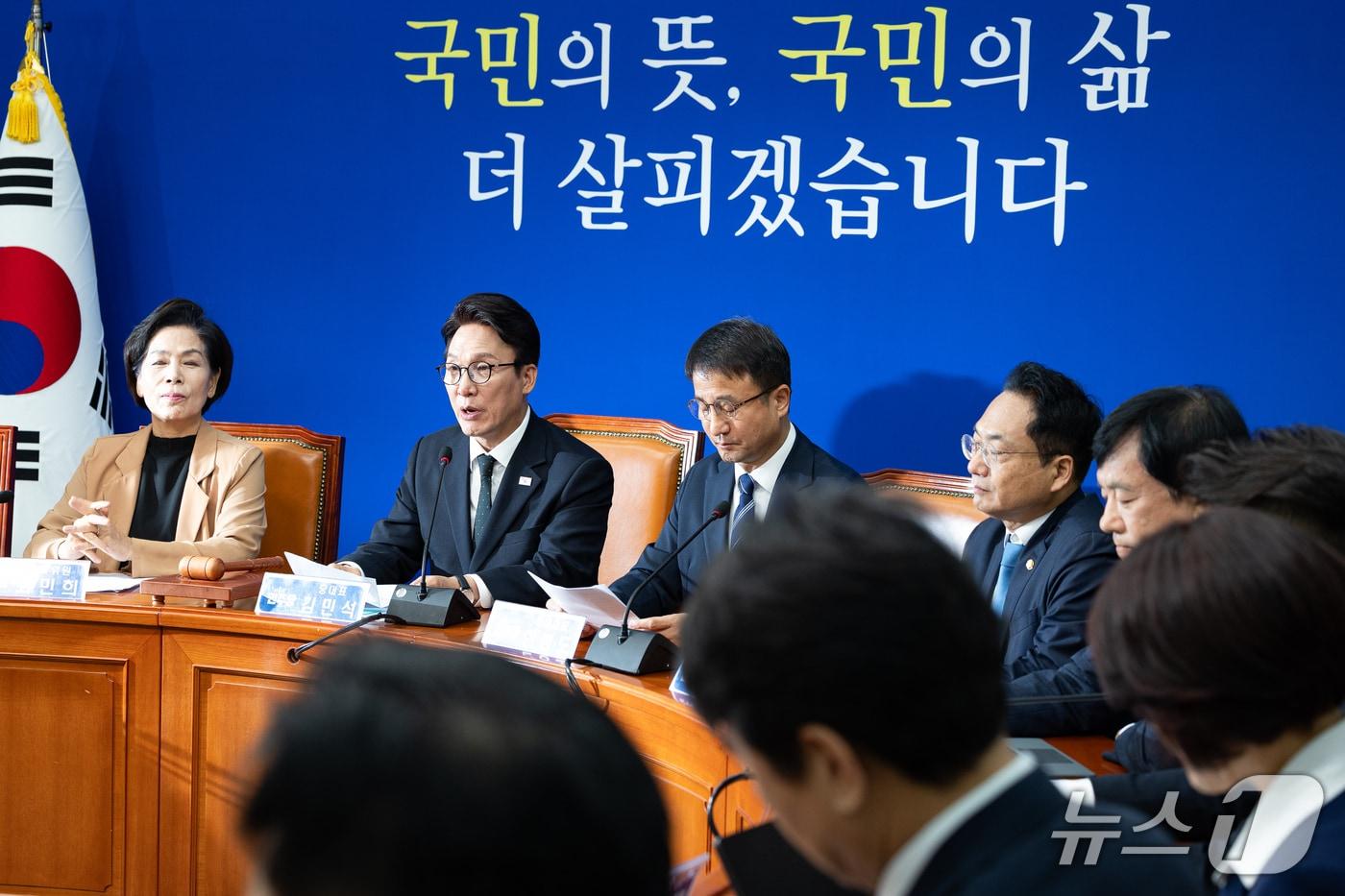 본문 이미지 - 김민석 더불어민주당 대표가 2일 서울 여의도 국회에서 열린 최고위원회의에서 발언하고 있다. 2026.10.2 ⓒ 뉴스1 유승관 기자