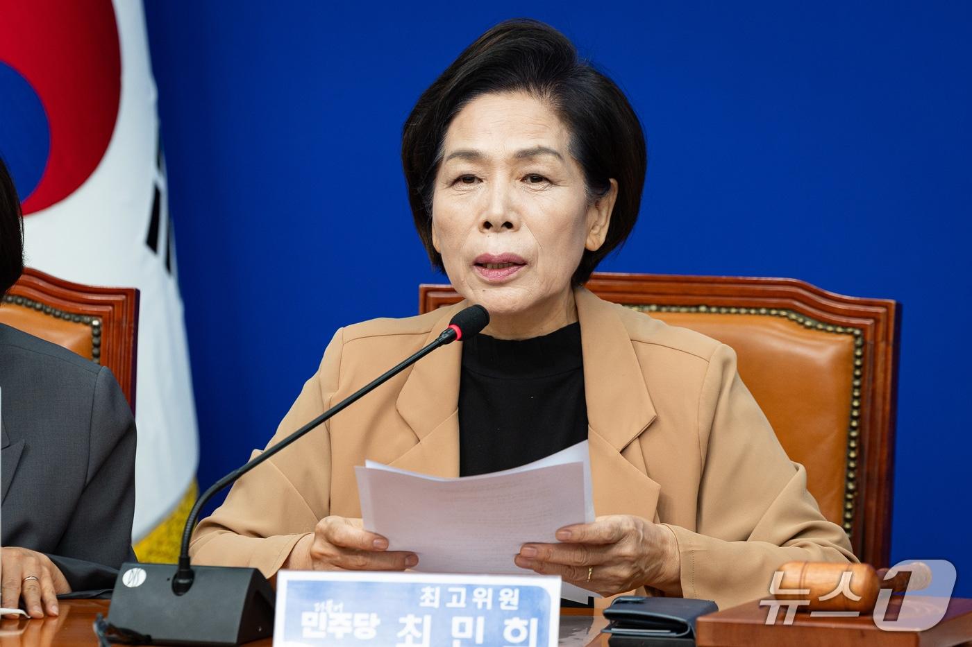 본문 이미지 - 최민희 더불어민주당 최고위원이 2일 서울 여의도 국회에서 열린 최고위원회의에서 발언하고 있다. 2026.10.2 ⓒ 뉴스1 유승관 기자