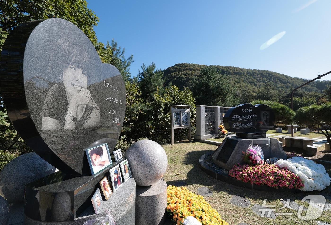 본문 이미지 -  故 최진실 18주기인 2일 경기도 양평군 갑산공원에 마련된 그의 묘역에는 고인을 그리는 이들의 마음을 담은 꽃들이 놓여져 있다. 옆에는 동생 최진영이 잠들어 있다. ⓒ 뉴스1 권현진 기자