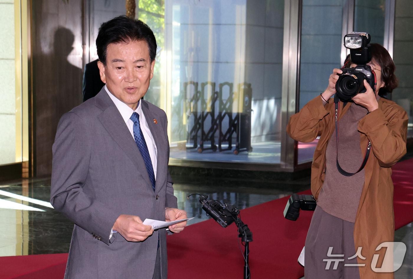 본문 이미지 - 정동영 통일부 장관이 지난 2일 서울 종로구 정부서울청사에 출근하며 발언하고 있다. 2026.10.2 ⓒ 뉴스1 이종덕 기자