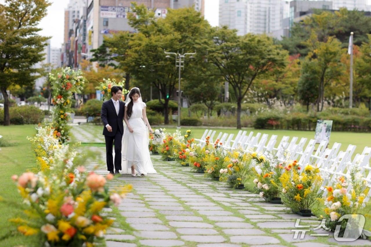 본문 이미지 - 전북도청 잔디광장에서 진행된 '전북마이웨딩' 공공 예식 모습.(전북도 제공. 재판매 및 DB 금지)/뉴스1
