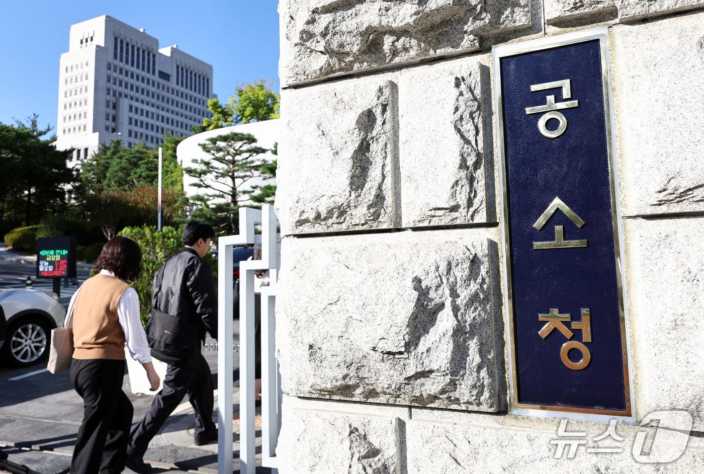 본문 이미지 - 공소청·중대범죄수사청이 출범한 2일 서울 서초구 공소청에서 직원들이 출근하고 있다. 2026.10.2 ⓒ 뉴스1 최지환 기자