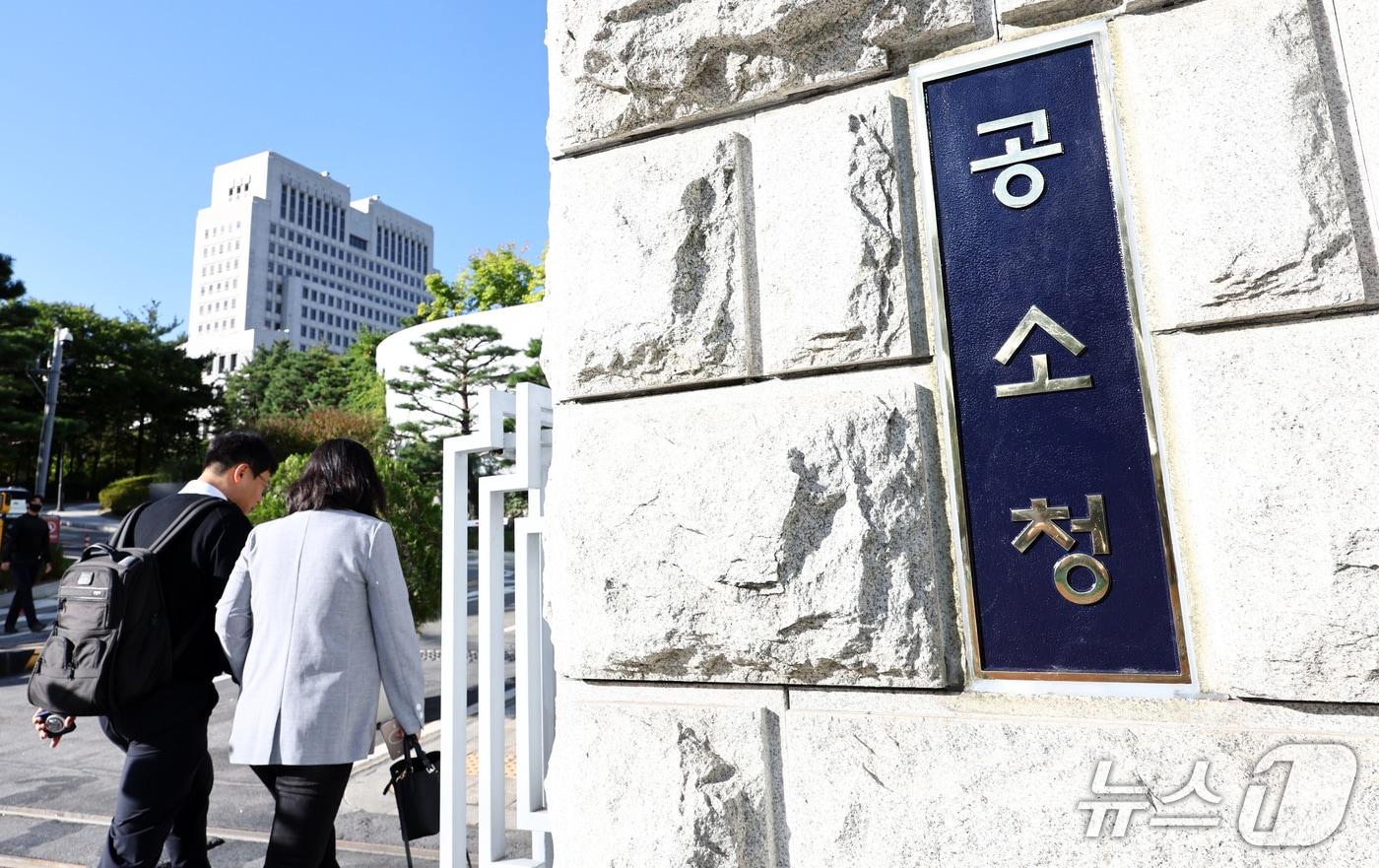 본문 이미지 - 공소청·중대범죄수사청이 출범한 2일 서울 서초구 공소청에서 직원들이 출근하고 있다. 2026.10.2 ⓒ 뉴스1 최지환 기자