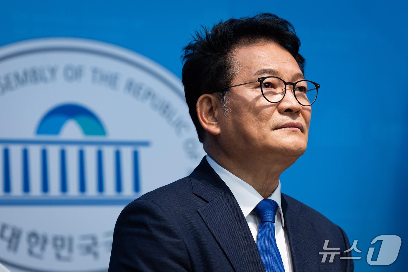 본문 이미지 - 대통령 평화외교특별보좌관에 임명된 송영길 더불어민주당 의원이 2일 서울 여의도 국회 소통관에서 10.4 남북평화공동선언 20주년 맞이 민간교류위원회 발족 기자회견에 참석하고 있다. 2026.10.2 ⓒ 뉴스1 유승관 기자